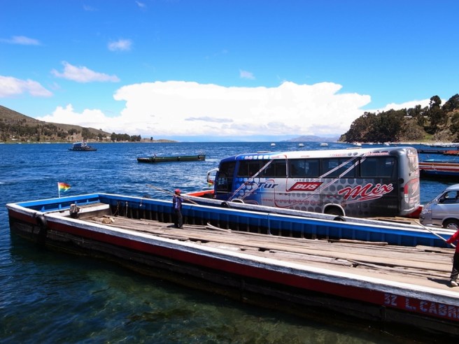 由copacabana到la paz要橫渡lake titicaca的一條分支河流，乘客和巴士就分別坐不同的船過河