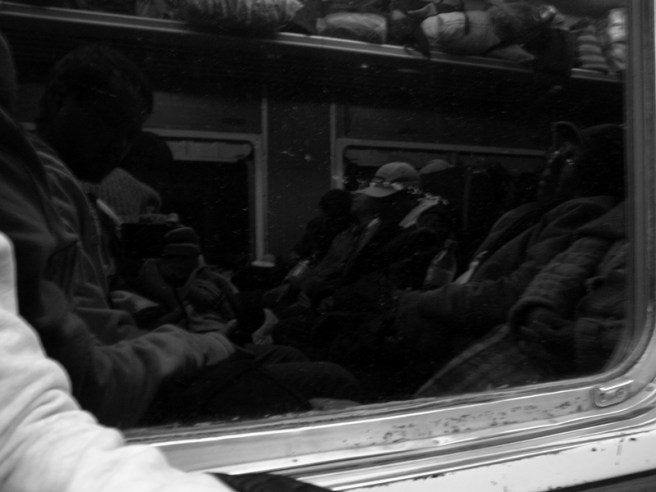 想不到差點買不到火車票，幸好還有最便宜的位置，和當地人迫在一起