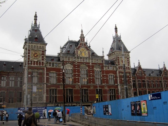 第一天來到，天氣不好，還下著雨，古舊的火車站也圍著欄要維修