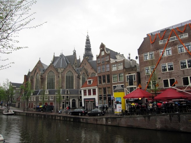 參觀完畢就去先去訂好的旅店，在Vondelpark旁。沿河的建築物很漂亮