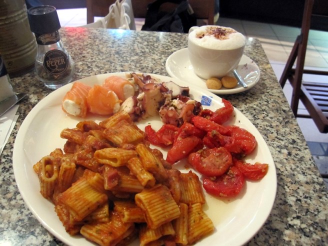 一個人的旅行，通常也未必把吃放在第一位，主要也是嘗試一下地道小食