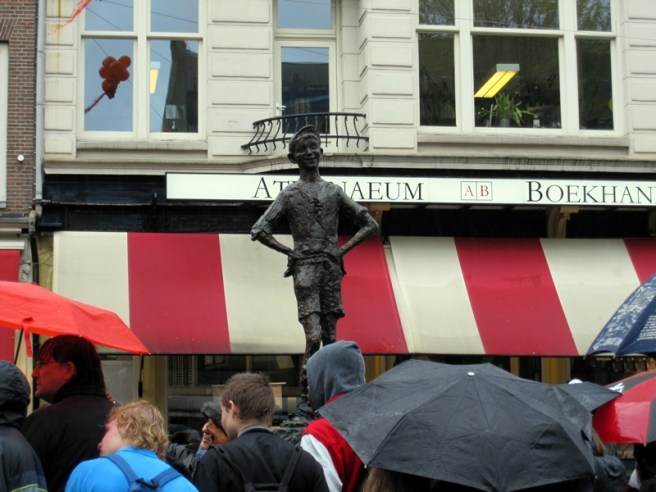 吃飽飯又四圍走，很多人圍著這個像，不知道是甚麼呢