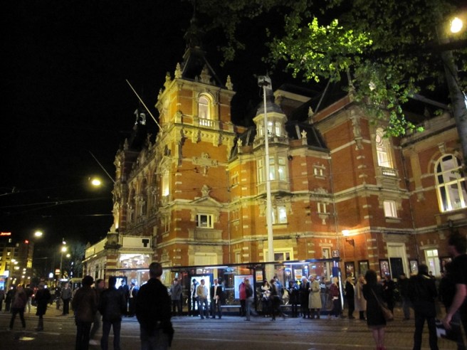 這裡附近有不少Disco，怪不得這麼多人