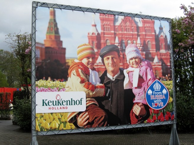 坐火車回到機場，再轉巴士，大約一個小時就到達Keukenhof花園