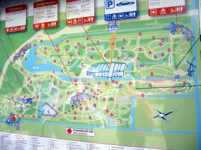 Keukenhof花園的面積不算很大，要走遍每一條路大約要兩個多小時，也可以慢慢地花整日參觀拍照。園內主要是小型花田，要看整遍花田就要到附近的農場