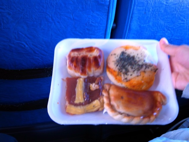 吃的方面,一些巴士會有熱食,一些只有冷冰冰的面包。所以上車前或是停站休息時最好買一些乾糧