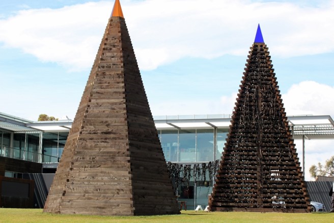 一下車就見到館外的藝術品