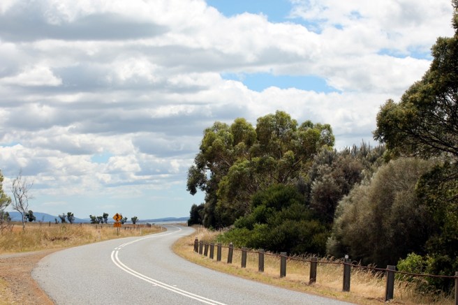 這段路不算難走，風景也不錯。先是穿過一些農地，然後就沿著海岸線向北