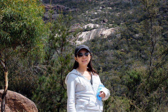 再向下走45分鐘就到沙灘。我們就只帶了一些水