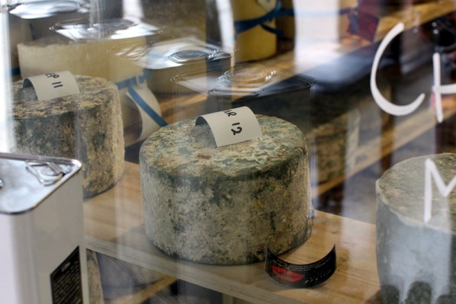 把外皮割下，就是新鮮美味的芝士了