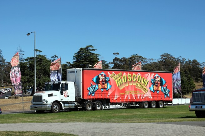 吃過早餐，就駕車去Hobart，在城市裡，很多地方也要付泊車錢。上網找到了不用付錢的泊車地方，就在Regatta ground。連馬戲團的貨櫃車也放在這裡