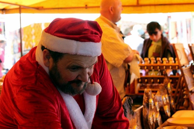 有聖誕老人在賣木製品火