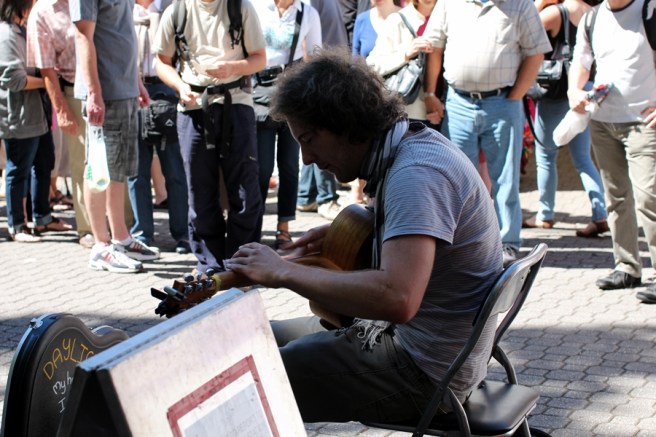 自彈自唱很有吸引力