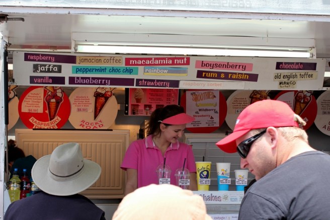 當然少不了賣雪糕的小姑娘