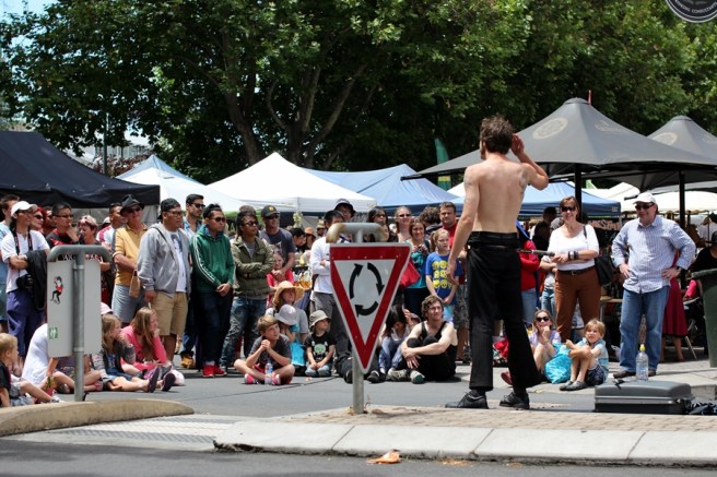 最驚嚇的表演相信是這個把球拍穿過身體的人