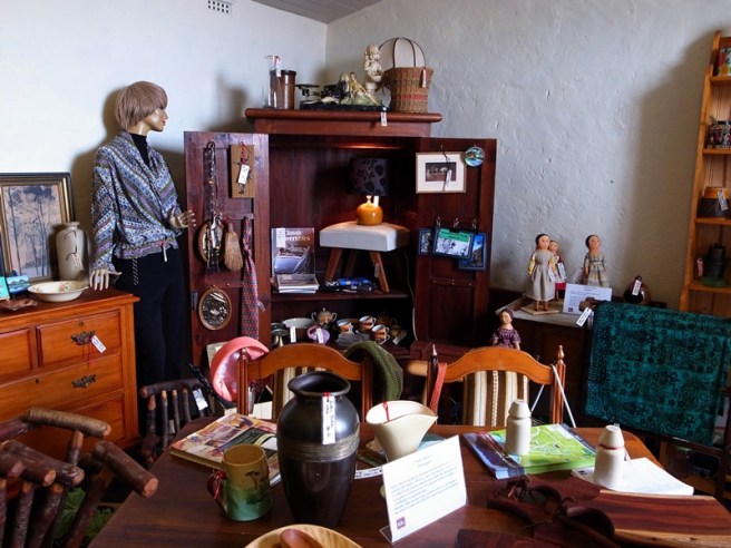 這裡也有一些古董和傢具店可以逛逛