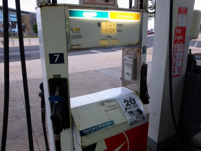 回程前先加滿汽油，這裡的油比香港便宜三分之一，有些油站七時後就關門，所以要早點加油。