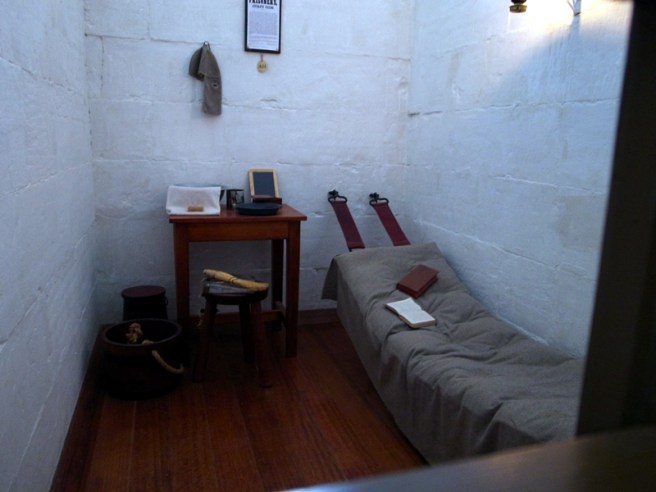 展示著監獄裡的環境