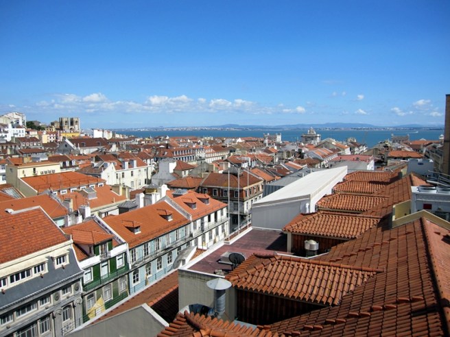 向下望,就是舊城區,由紅磚頂白屋和藍天組成,還可以遠眺海港,很美