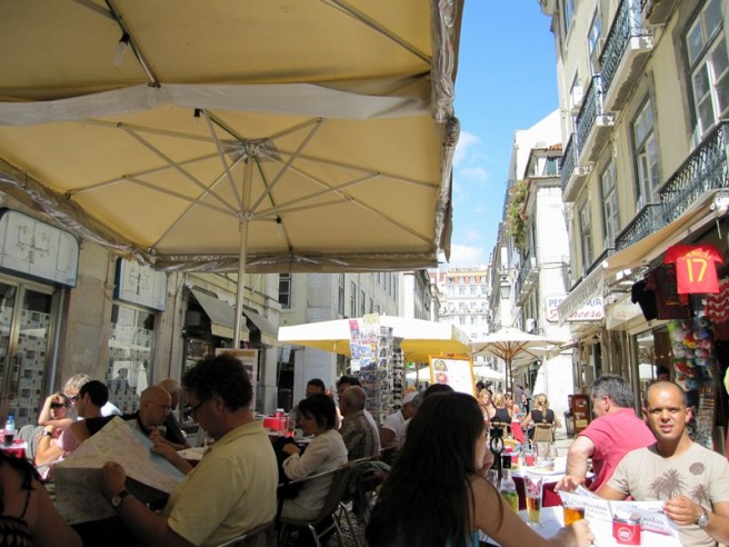 抵不住猛然的太陽,隨意找了一家露天餐廳休息一下