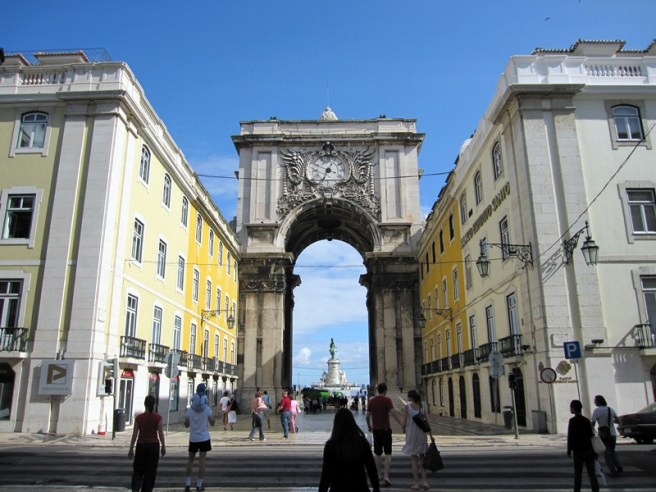 一路向海,就會到逹舊城門,外面可以坐輕軌鐵路到Belem和Cascais。