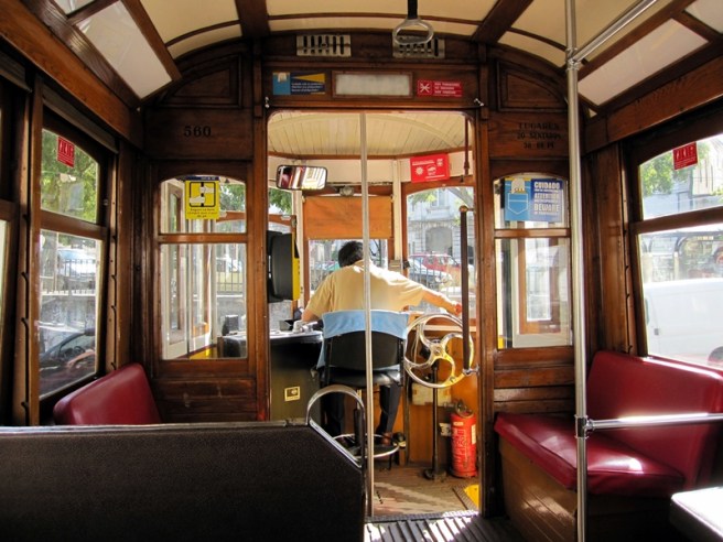 明天才去Belem,今天繼續在舊城區探險,坐上有名的28跑電車上山