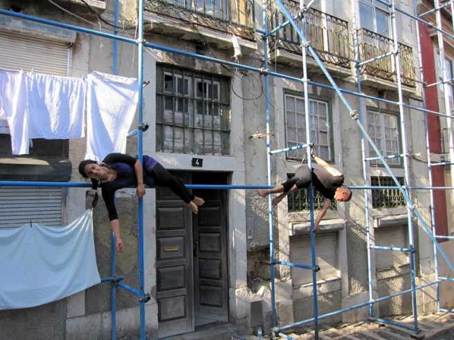 沿著路一路向上走,目的地是山上的一個堡壘。這些人是馬戲班的嗎?