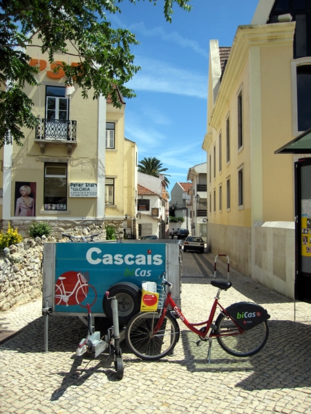 從舊城門外坐同樣的輕鐵，經過昨天到過的Belem，來到最後一個站 - Cascais。想不到這個海灘小鎮那麼舒服，盡顯葡萄牙人的活力和生氣