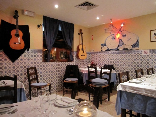 晚上到了地道的餐廳吃飯,有經驗豐富的Fado歌手唱歌