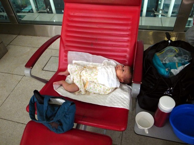 轉機時在杜拜機場等待的情況。有一個去廁所袋,有熱水壺和小水盤