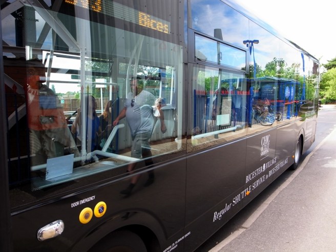 到了Bicester North，再要買票坐專門小巴到Outlet去