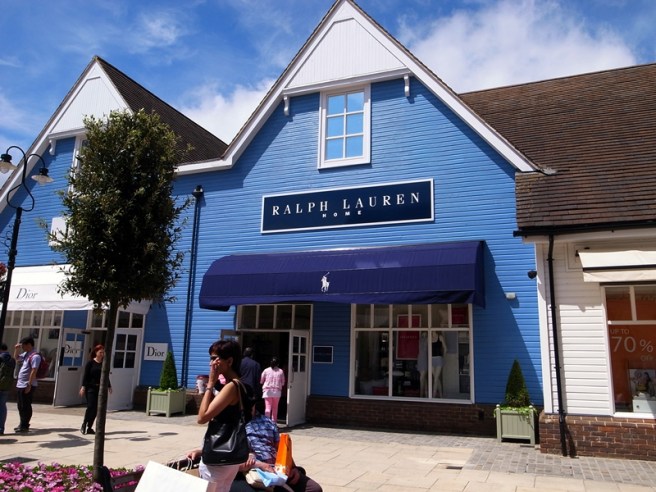 有不少名牌，包括RL，Prada，Gucci，Tory Burch，Tod，Church，Ted Baker，Bally等等