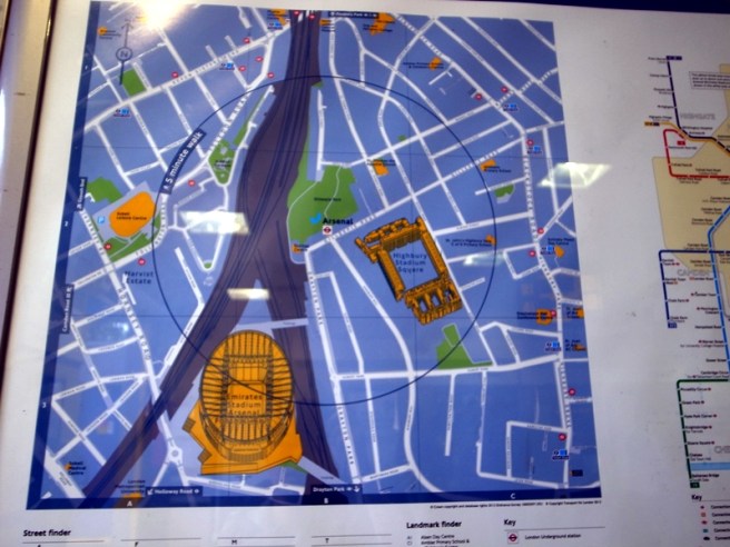 球場就在地鐵附近，除了球場就是民居，不知道是不是住在這裡的都是阿仙奴球迷？