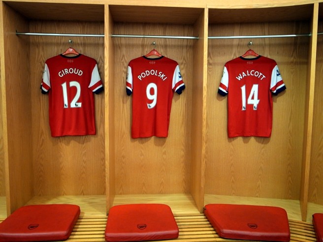 阿仙奴主場球隊更衣室，掛滿了所有一線球員的球衣