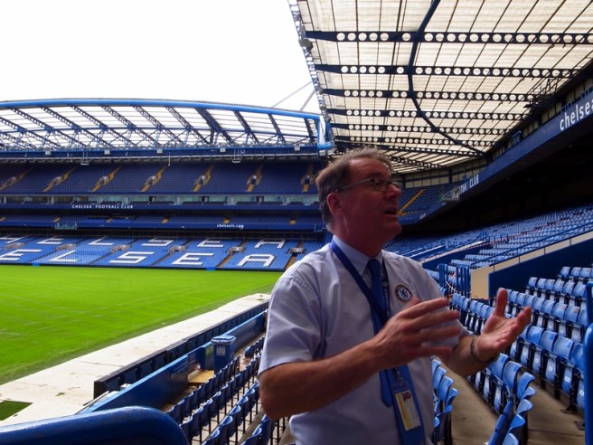 這是我們的導賞員，十分幽默，也十分了解車路士。我向他坦白誠認我是曼聯的球迷然後他向我booo