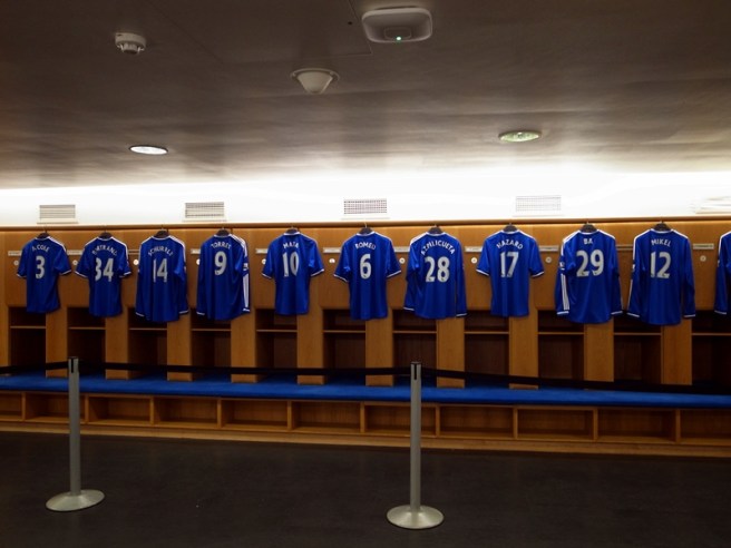 主隊更衣室，車路士的球員會根據能說的語言坐在一起