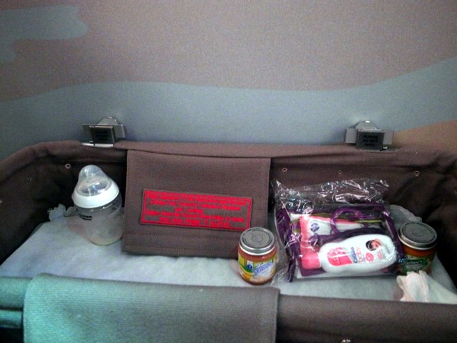 空姐為我們準備好嬰兒床,還有附上嬰兒食品和清潔用品