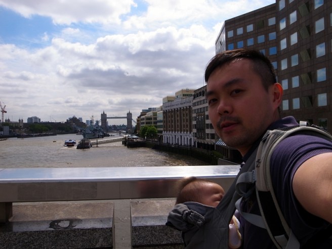 在London Bridge遠望遠處的Tower Bridge