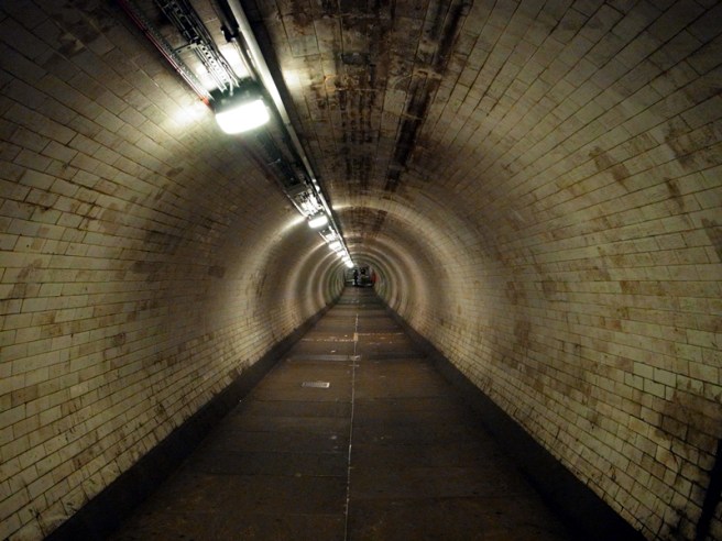 坐升降機到地下通道，好像一條防空洞