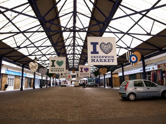 走到差不多，要讓霖霖休息吃飯，路經的Greenwich market在平日沒有開