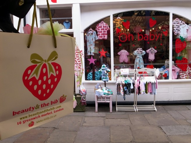 我們在那裡遇上了一家BB衫仔的商店，有很多很有趣的口水堅