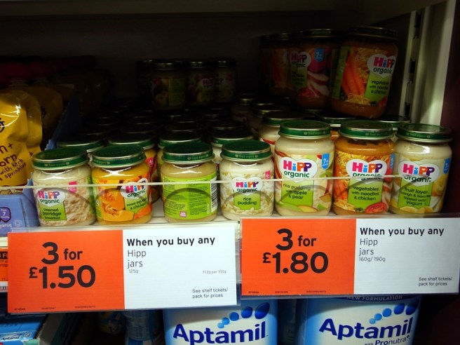 在boots或是sainsburys都會買到的Hipp organic 的糊仔，適合四個月以上的BB吃- http://www.hipp.co.uk/
