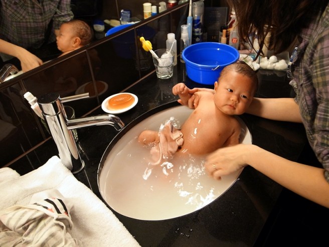 苦了霖霖,要在洗手盤洗澡