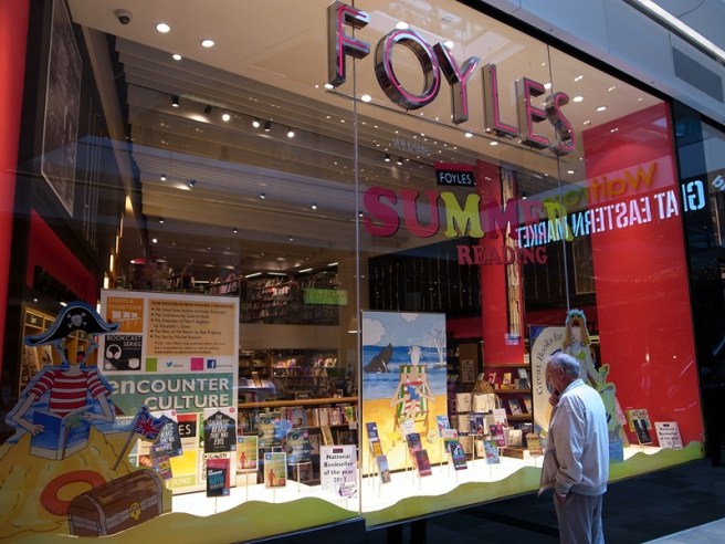 是時候買圖畫書給霖霖，減價的書大約8英磅2本