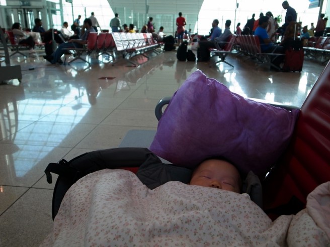 天生你就是一個Backpacker,要跟爸爸睡機場