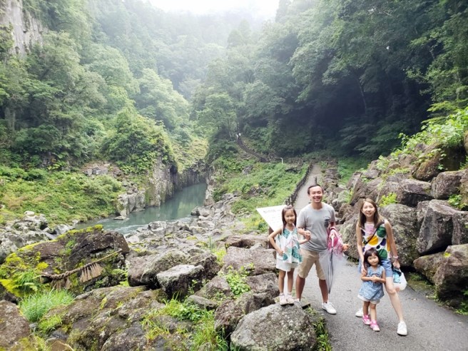 [九州親子遊] 第四站遊高千穂峡，吃不到的流水麵，華麗寺廟airbnb